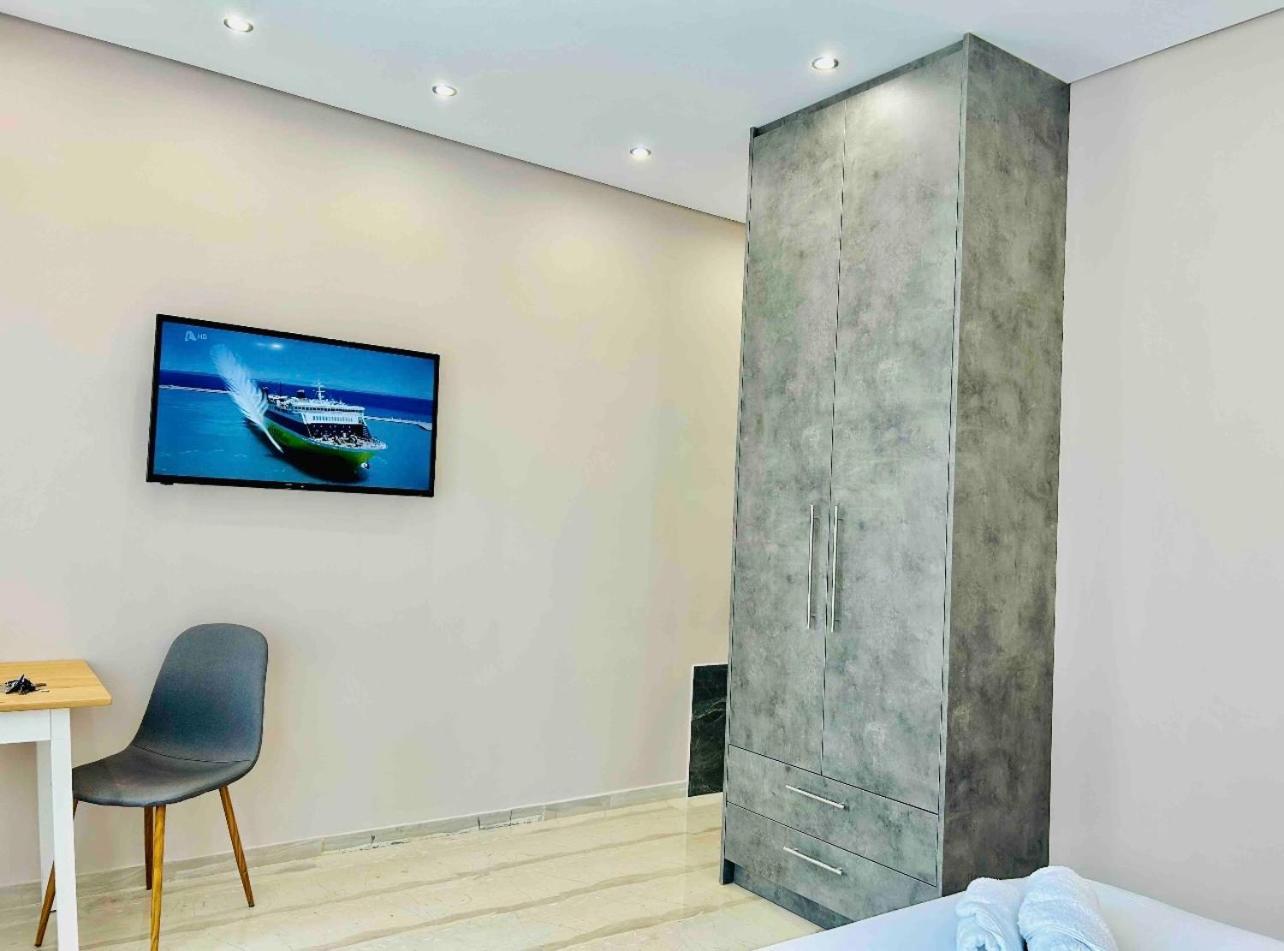 Port Twins Suites No2 Piraeus Buitenkant foto