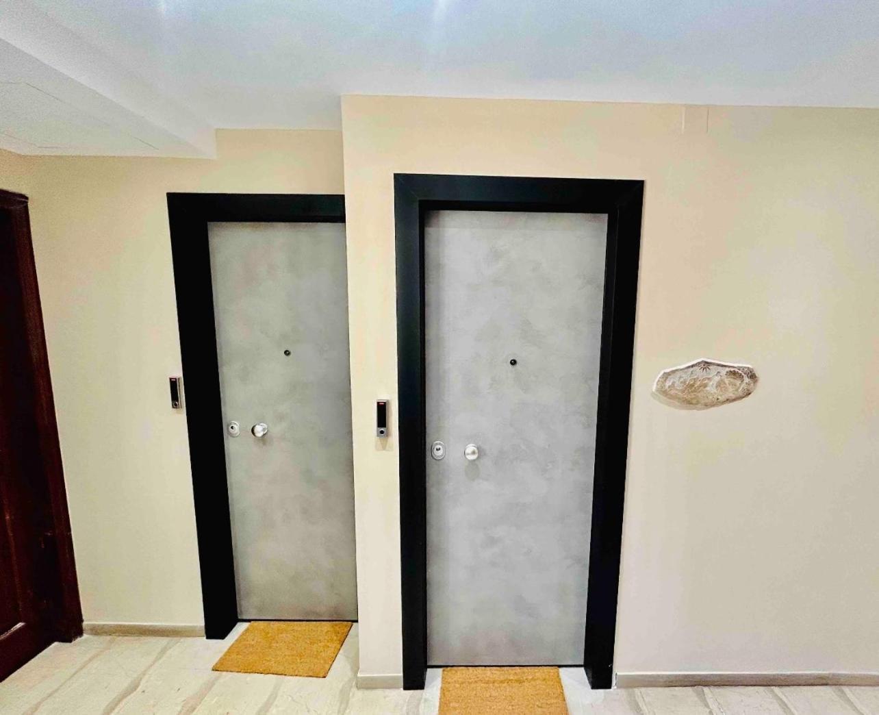 Port Twins Suites No2 Piraeus Buitenkant foto