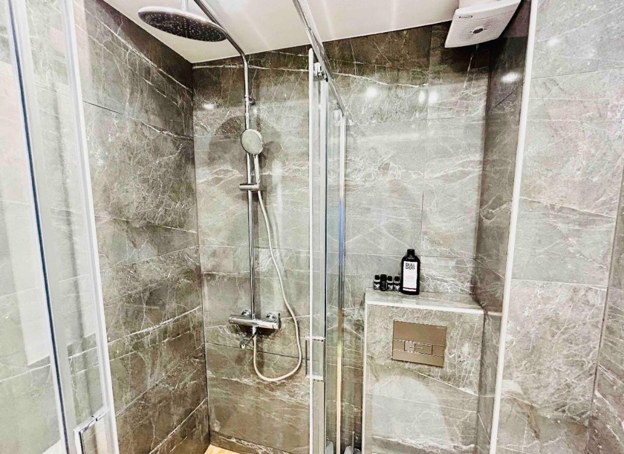 Port Twins Suites No2 Piraeus Buitenkant foto