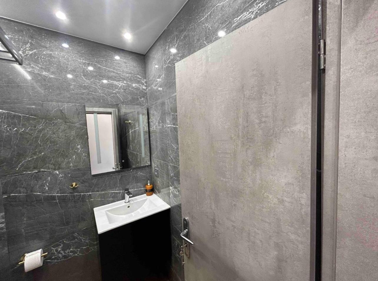 Port Twins Suites No2 Piraeus Buitenkant foto